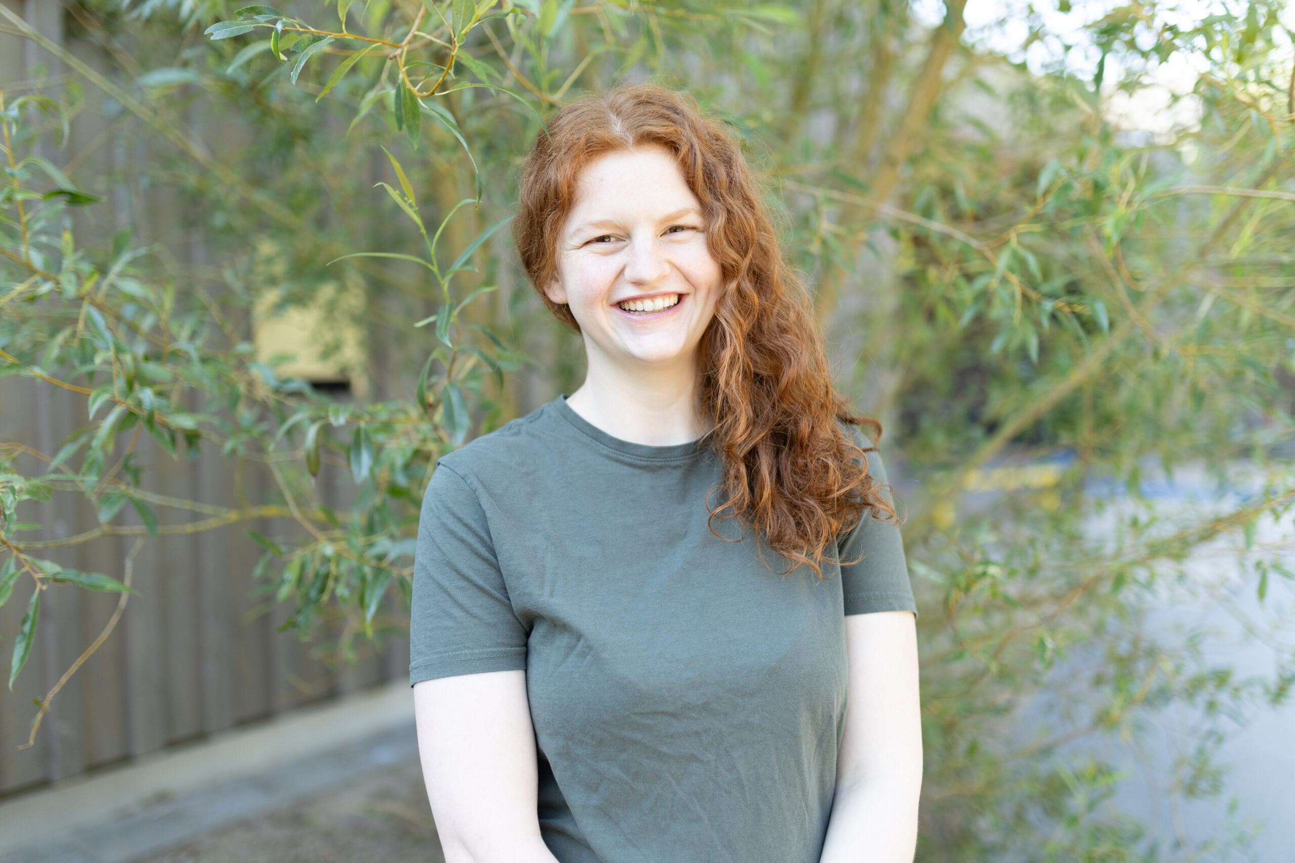 Portraitfoto von Julia Moser vor einem Unscharfen Hintergrund.