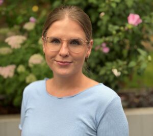 Portraitfoto von Olivia Soppa vor einem Unscharfen Hintergrund.
